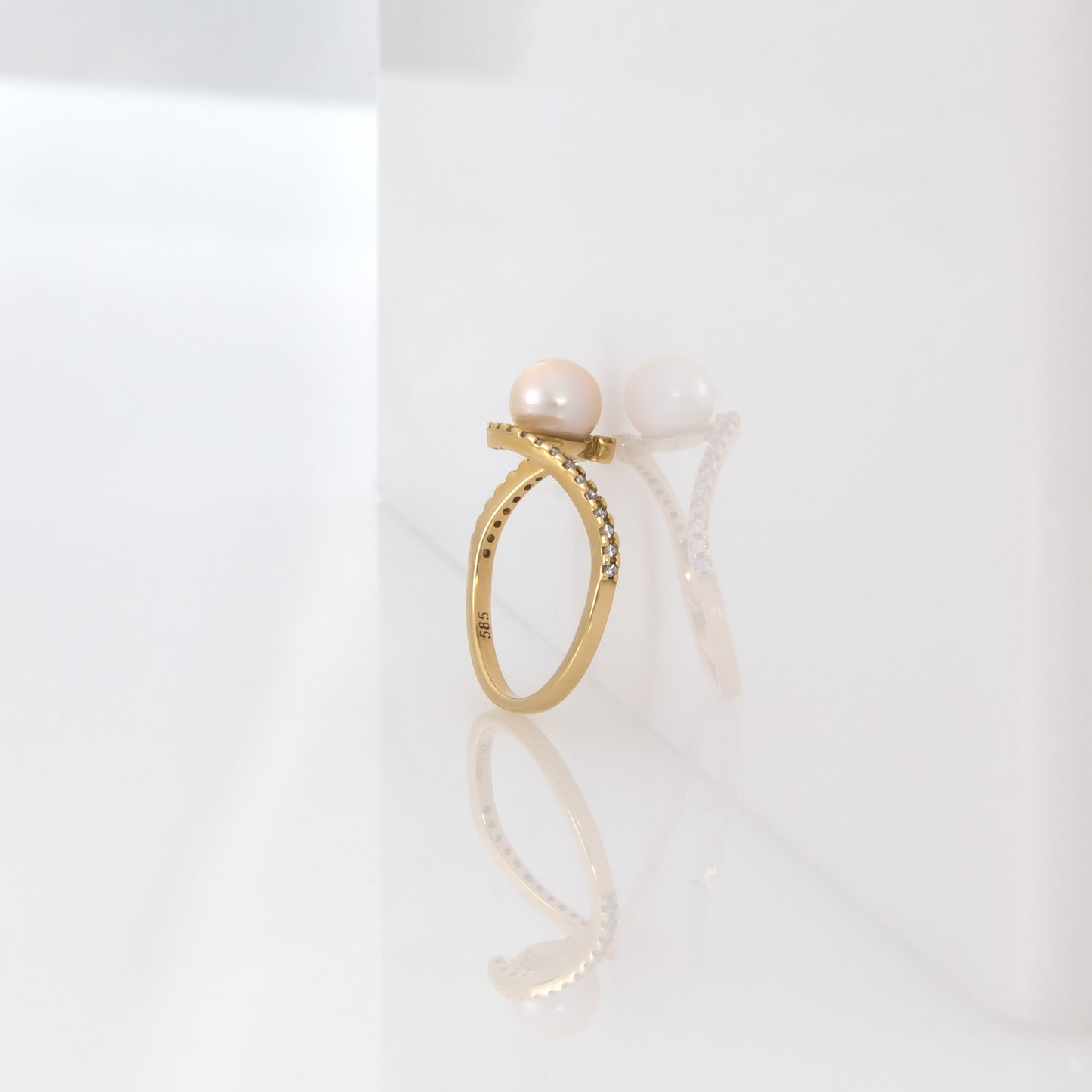 Wavy Bypass Pearl Ring