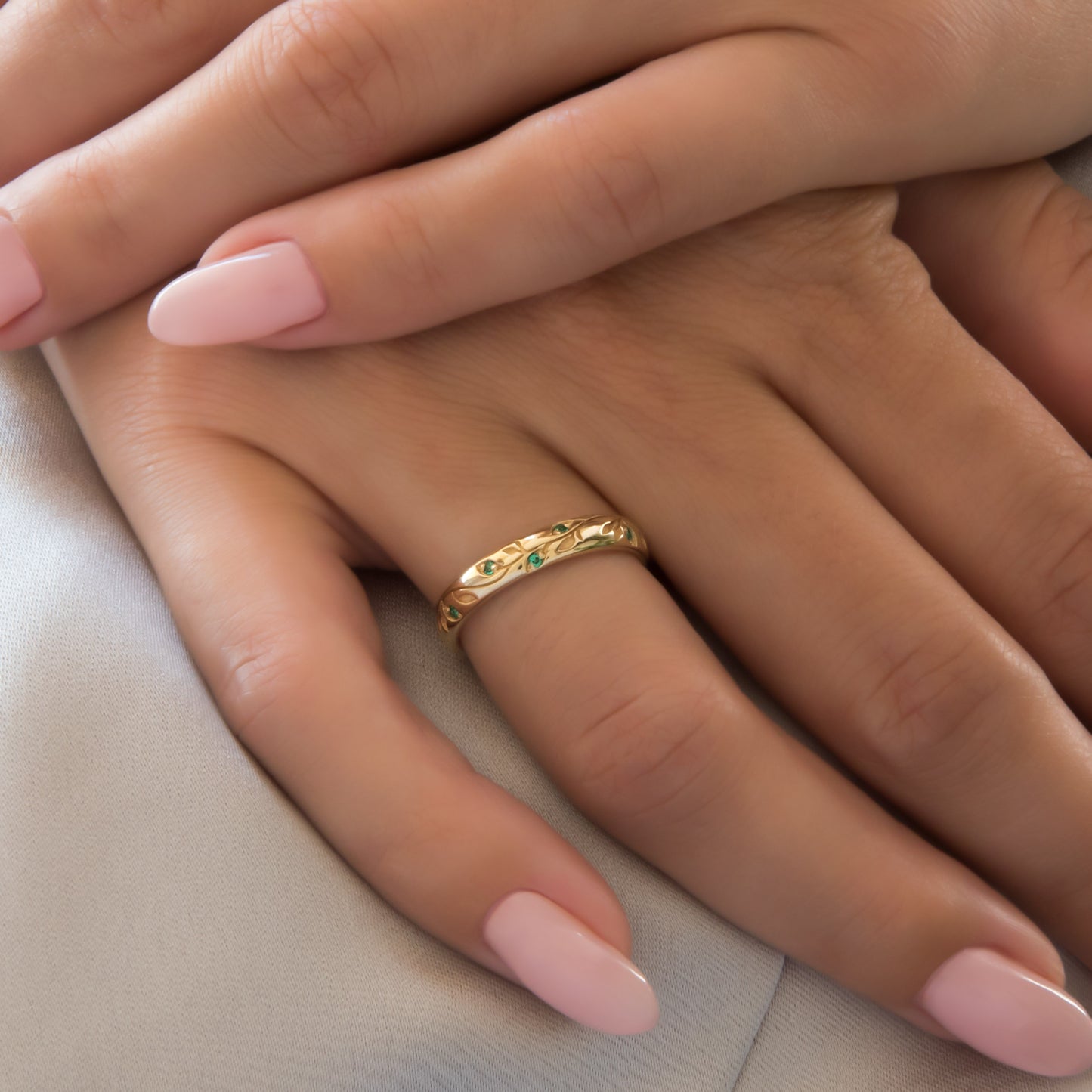 Solid Gold Botanical Wedding Band – Verdure Engraved Leaf Ring with Gemstone Accents