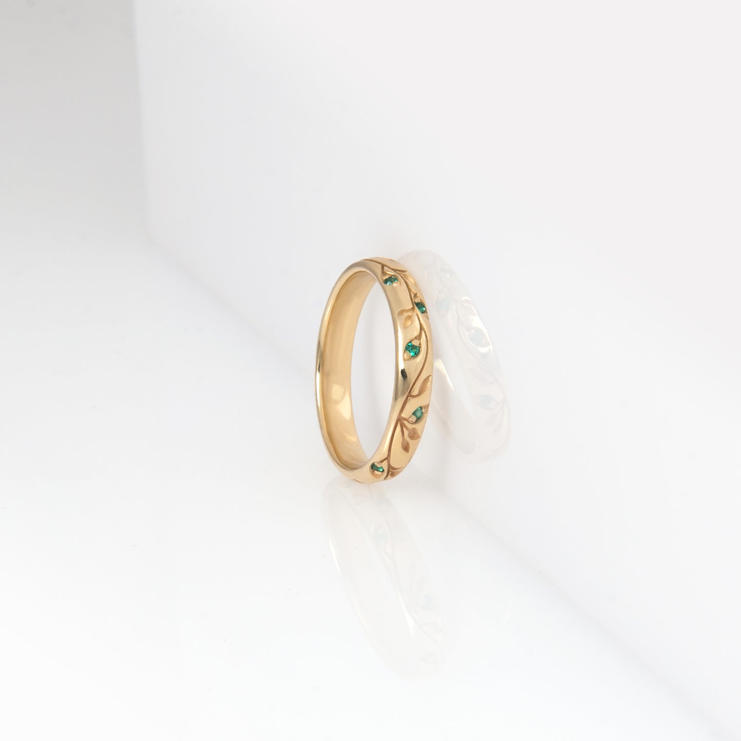Solid Gold Botanical Wedding Band – Verdure Engraved Leaf Ring with Gemstone Accents