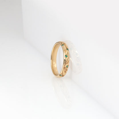 Solid Gold Botanical Wedding Band – Verdure Engraved Leaf Ring with Gemstone Accents