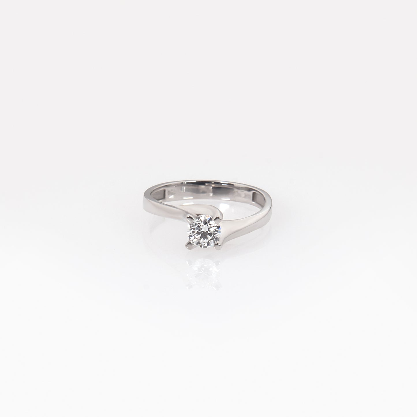 18K White Gold Lab-Grown Diamond Ring – Classic 4-Prong Solitaire Ring