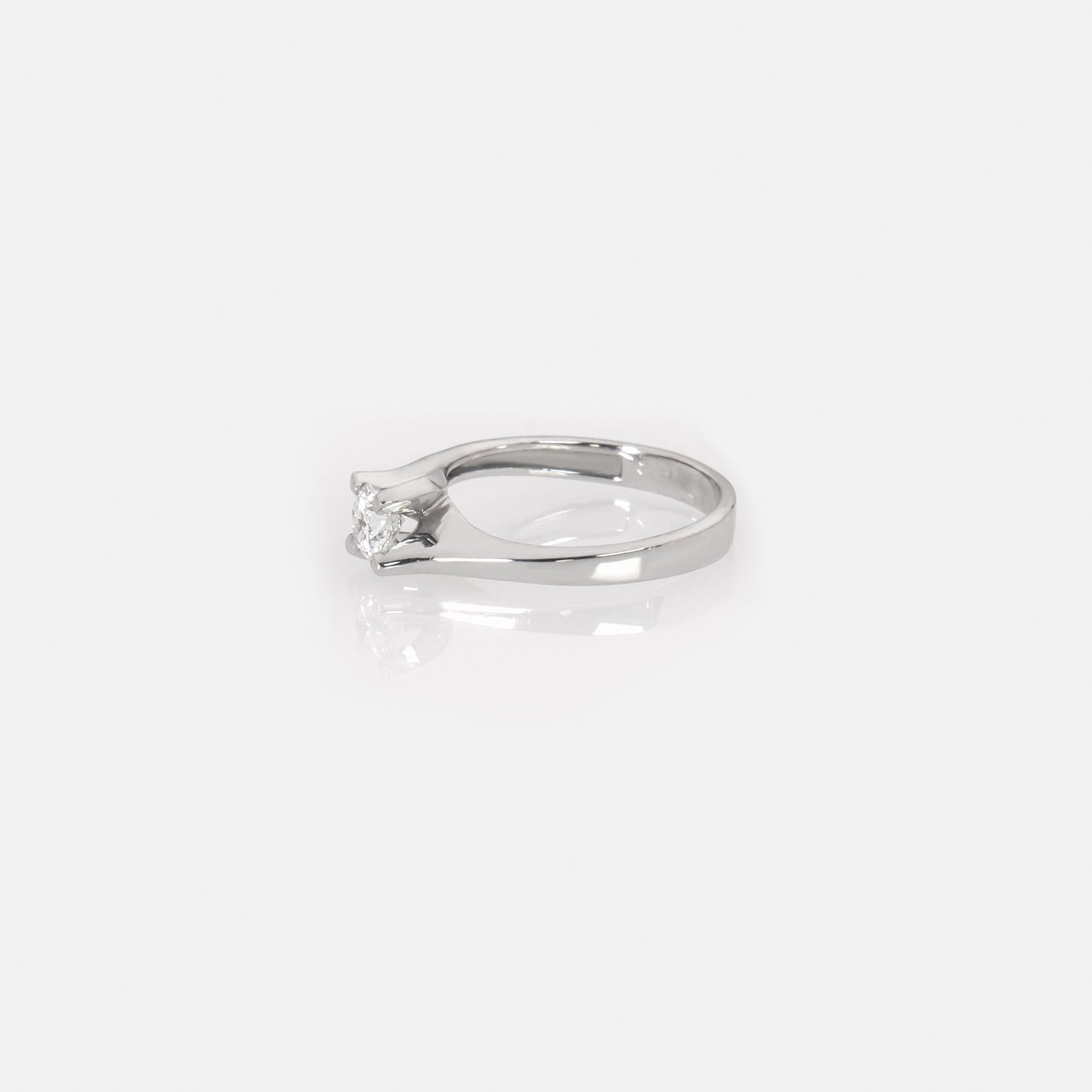 18K White Gold Lab-Grown Diamond Ring – Classic 4-Prong Solitaire Ring