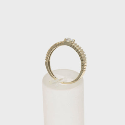 Diamond Solitaire Ribbed Ring